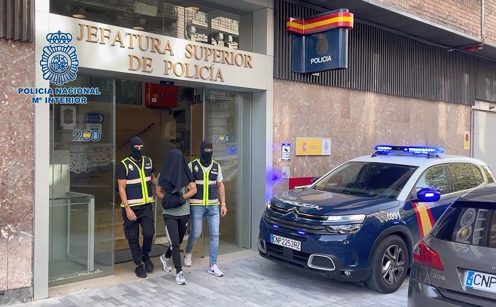 La Policía Nacional detiene en Pamplona a una persona que poseía cientos de manuales idóneos para la autocapacitación terrorista
