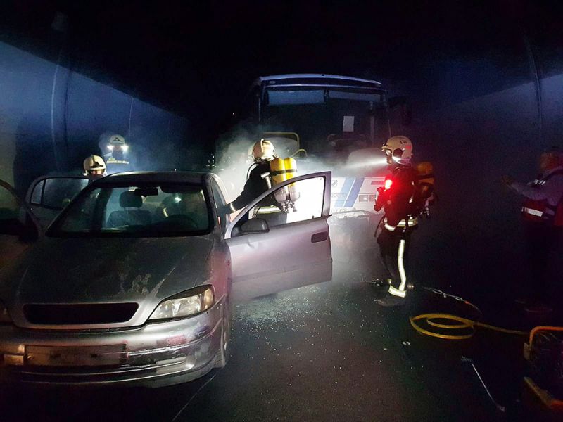 Arden 14 vehículos en el incendio de un parking en Marbella