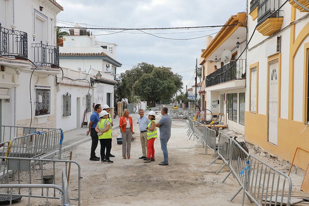 El Ayuntamiento culminará este mes la segunda fase de la remodelación integral de la calle José Echegaray de San Pedro Alcántara