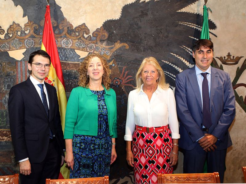 La alcaldesa recibe a la embajadora de Lituania en España para estrechar lazos comerciales y culturales entre ambos destinos