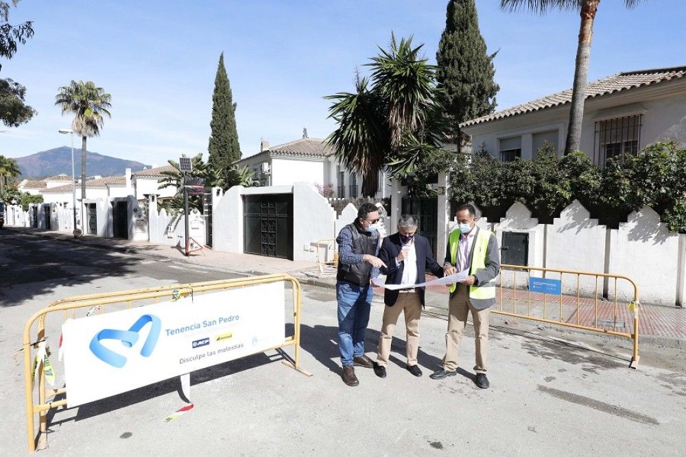 El Ayuntamiento realiza obras de mejora en los caminos de Granadilla y Cortes de San Pedro Alcántara