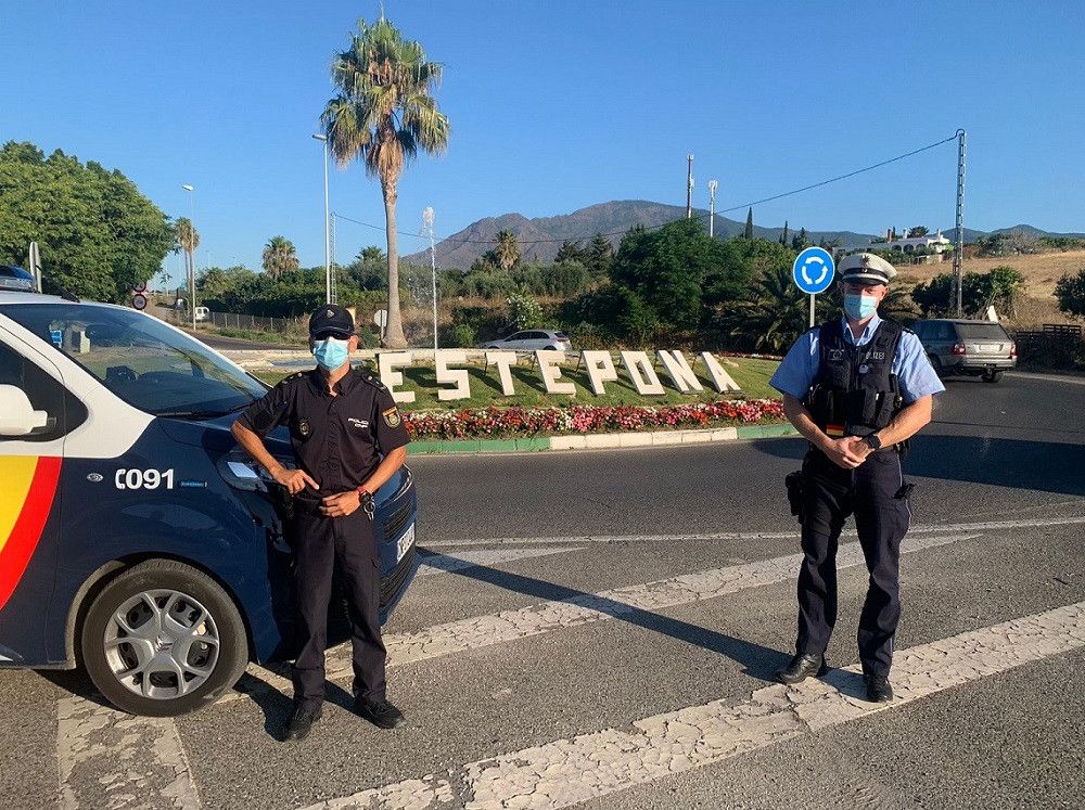 Dos policías alemanes patrullan este verano con agentes españoles en Estepona