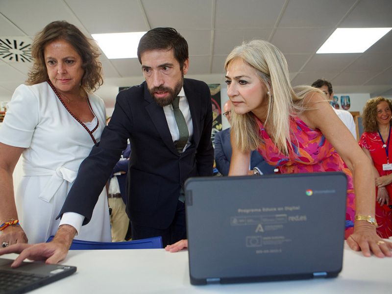 La Junta refuerza los recursos de las Aulas Hospitalarias de Málaga con 54 dispositivos portátiles
