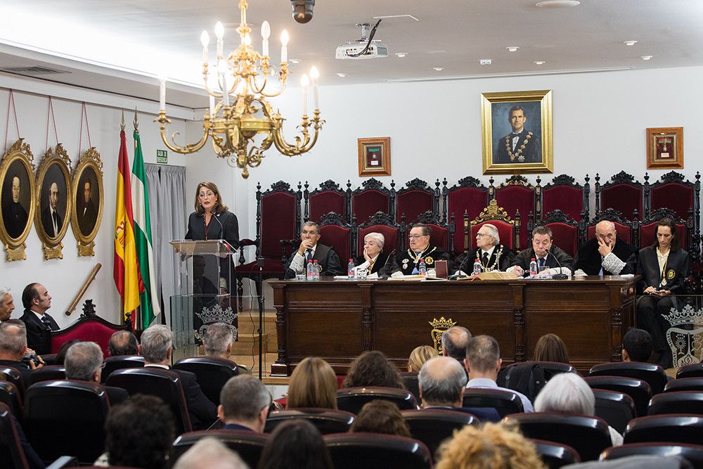 La catedrática de la Universidad de Málaga Ana Mª Salinas de Frías toma posesión como Académica Correspondiente de la RAJYL de Granada