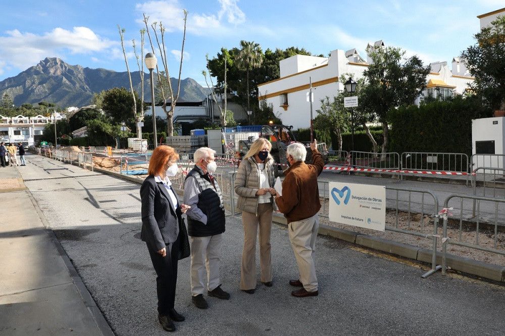 El Ayuntamiento acaba con todos los cipreses en un acceso a la playa de Casablanca para sustituirlos por palmeras