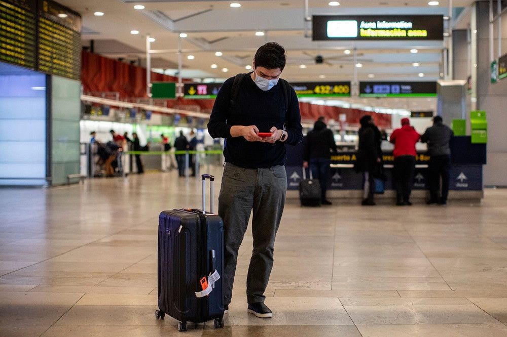 El Gobierno limita la entrada a España por vía aérea desde Sudáfrica, Botsuana, Eswatini, Lesotho, Mozambique, Namibia y Zimbabue una semana después de la alerta y cuando ya se han detectado dos casos en Madrid y dos en Cataluña