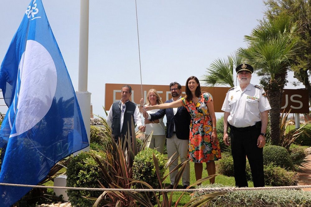 Puerto Banús iza su primera bandera azul después de dos décadas