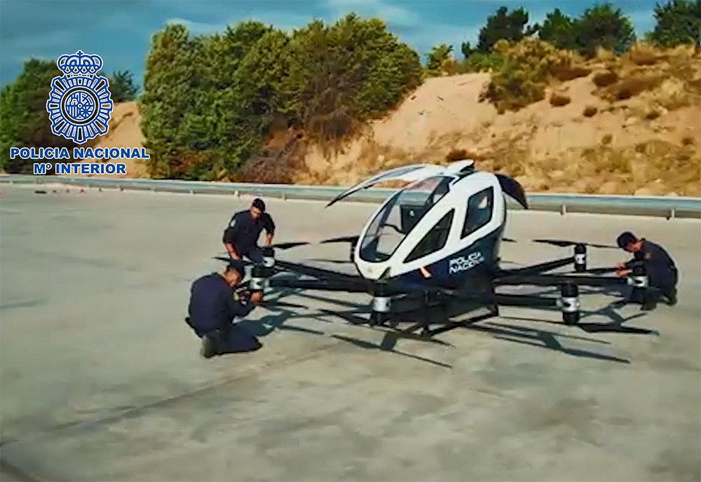 La Policía Nacional lleva a cabo con éxito los primeros vuelos de prueba del “megadron” EH216