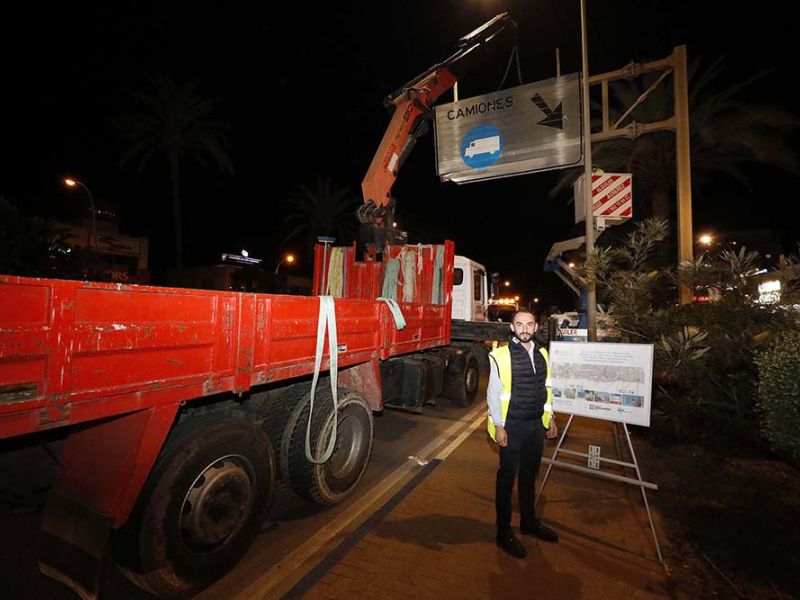 El Ayuntamiento sustituye 4 banderolas y un pórtico en la avenida Príncipe Salman dentro del Plan Municipal de Señalización