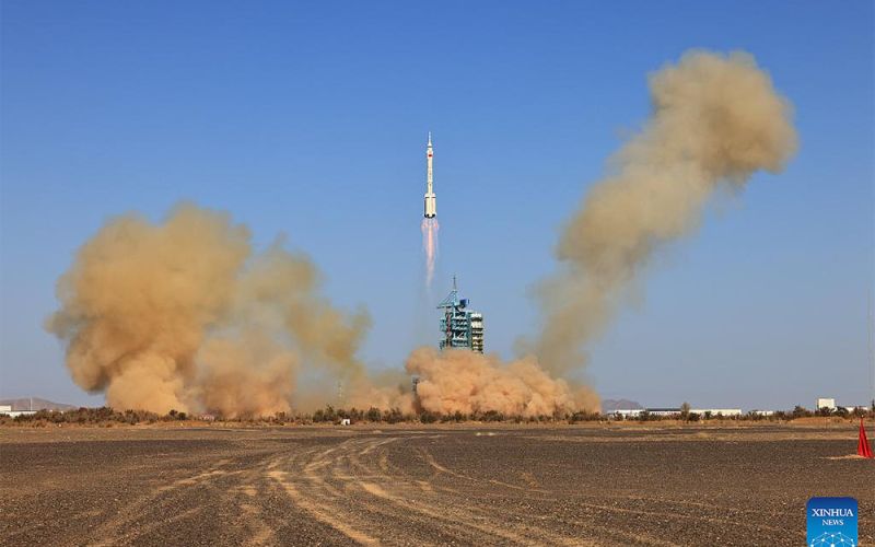 China lanza a los astronautas de la misión Shenzhou-17 hacia su estación espacial