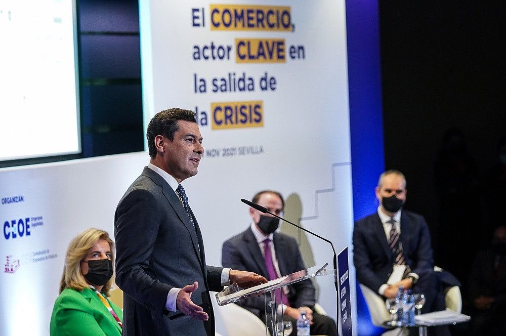 El presidente andaluz anuncia un nuevo Decreto Ley de simplificación con medidas para robustecer y dinamizar el comercio