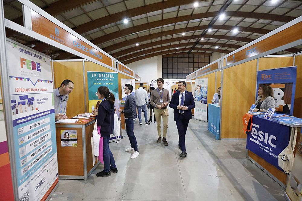 Más de 130 empresas e instituciones ofertaron ayer su programa formativo en el Palacio de Congresos durante la segunda jornada de la Feria de Empleo