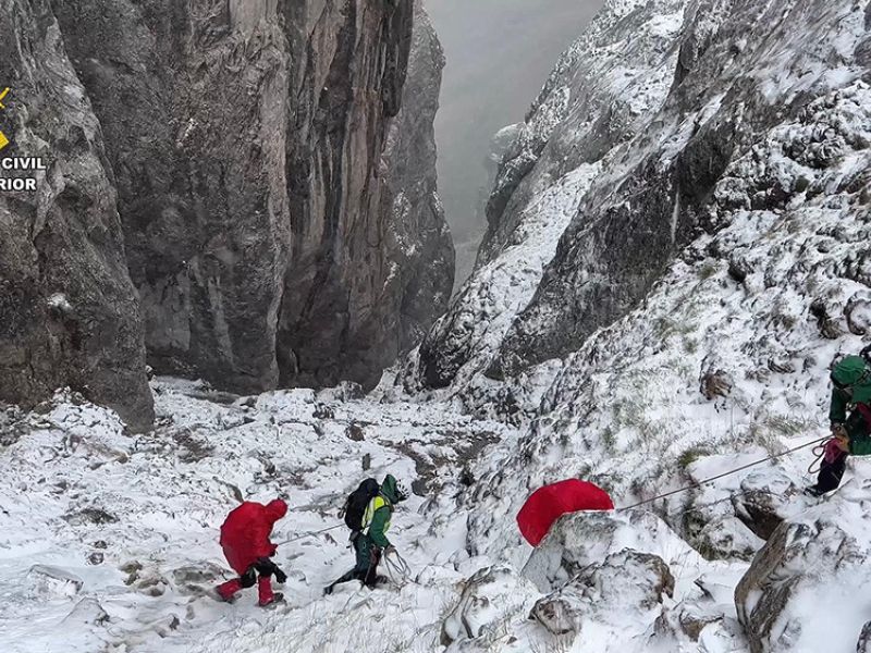 La Guardia Civil rescata a dos personas en los Picos de Europa en mitad de un temporal de nieve y fuerte ventisca