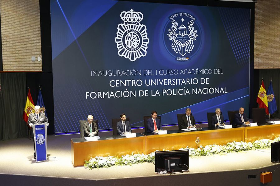 El rey inaugura el primer curso académico del Centro Universitario de la Policía Nacional