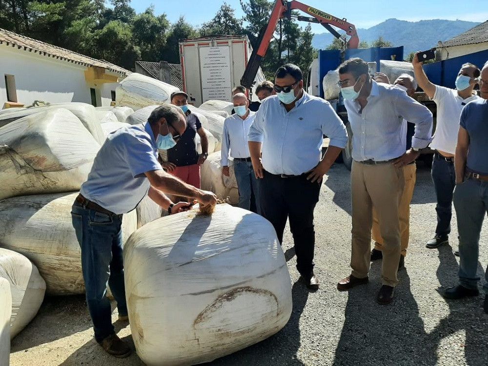 Ayuntamiento de El Ejido y una empresa almeriense donan 50.000 kilos de alimento para el ganado de Sierra Bermeja