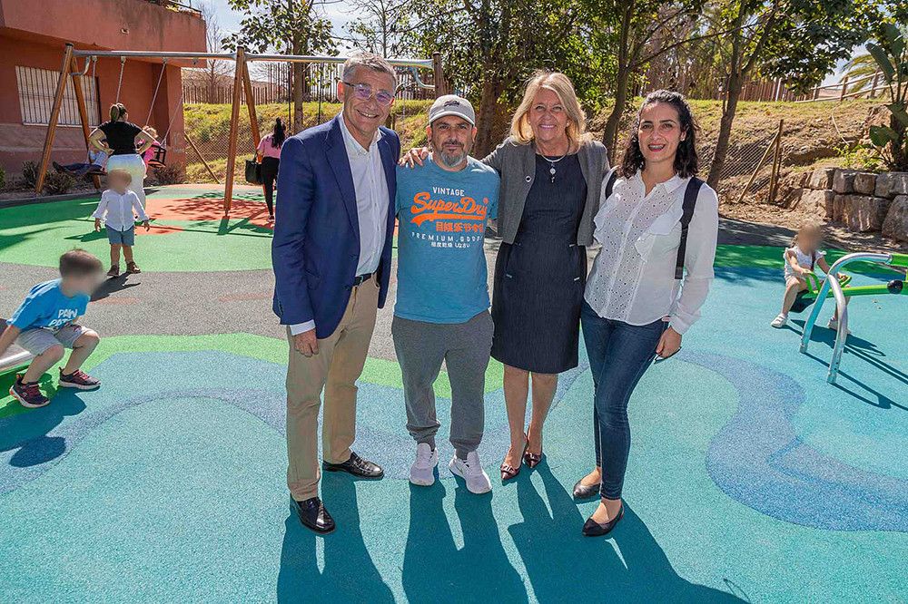 El Ayuntamiento concluye la remodelación integral de la plaza de 1.250 metros cuadrados junto a la calle Del Pilar, en San Pedro Alcántara, y que incluye juegos infantiles de temática pirata