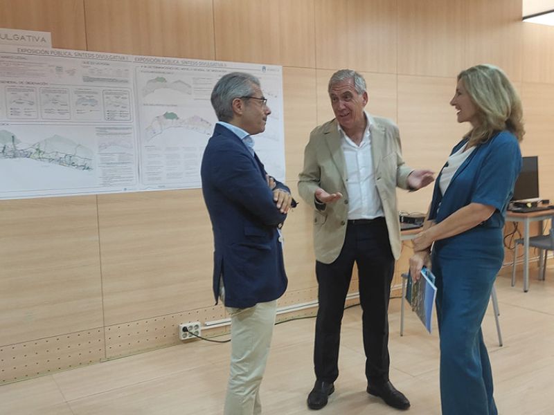 La secretaria General de Vivienda de la Junta, Alicia Martínez, visita la oficina del PGOM, que permanecerá en exposición pública hasta el próximo 14 de julio