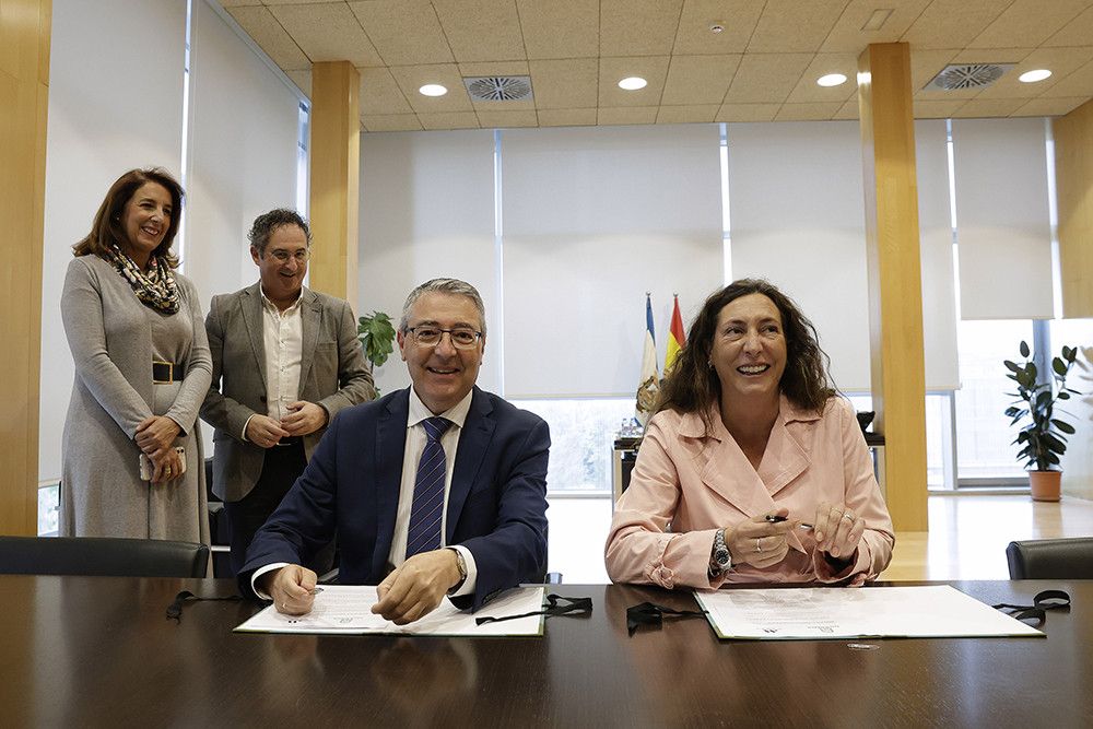 La Diputación de Málaga y la Junta renuevan el convenio para garantizar la ayuda a domicilio a más de 6.000 personas