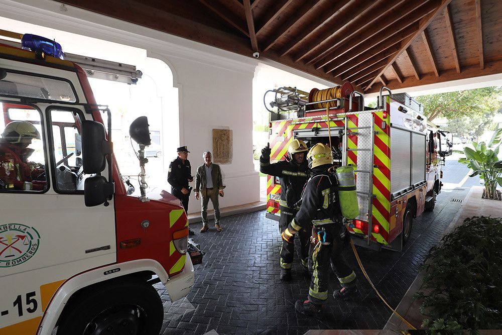 Los cuerpos de emergencias del municipio realizan un simulacro de incendio en el hotel Hard Rock