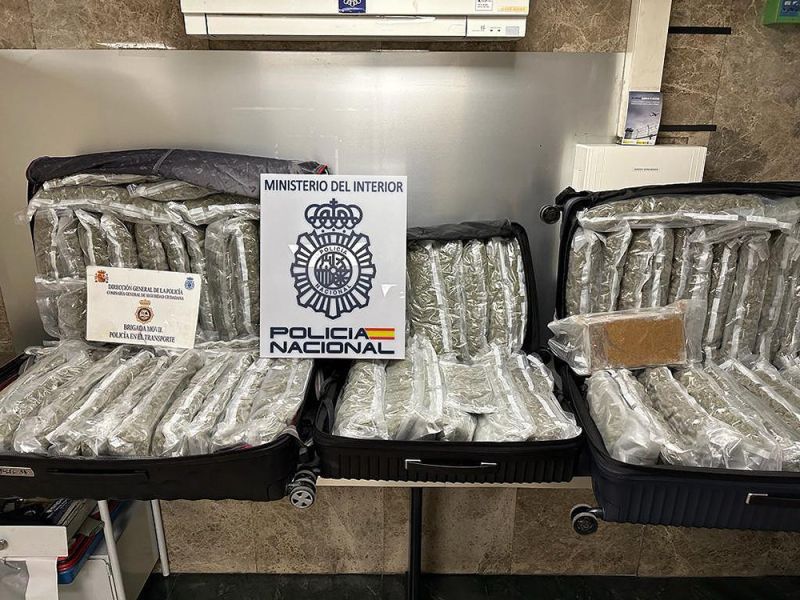 La Policía Nacional detiene a una pareja que pretendía transportar a Francia 37 kilogramos de marihuana y uno de cocaína en un autocar de línea