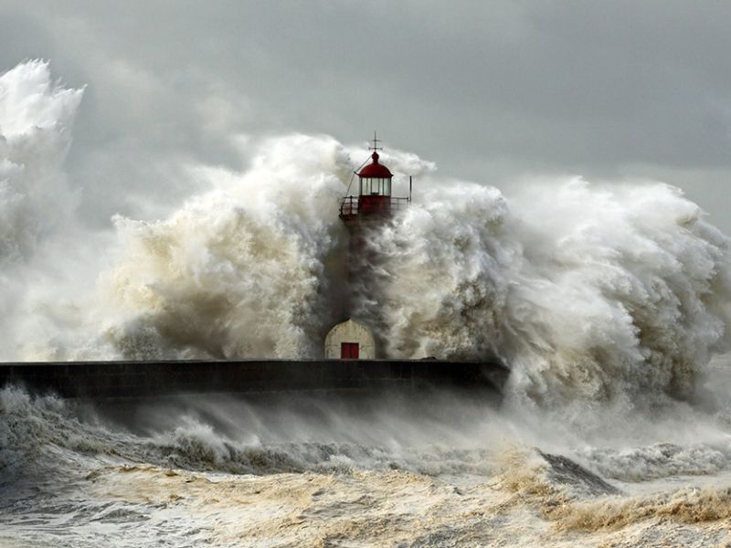 Protección Civil y Emergencias alerta por temporal con fuerte oleaje, vientos intensos y precipitaciones en la Península y Baleares