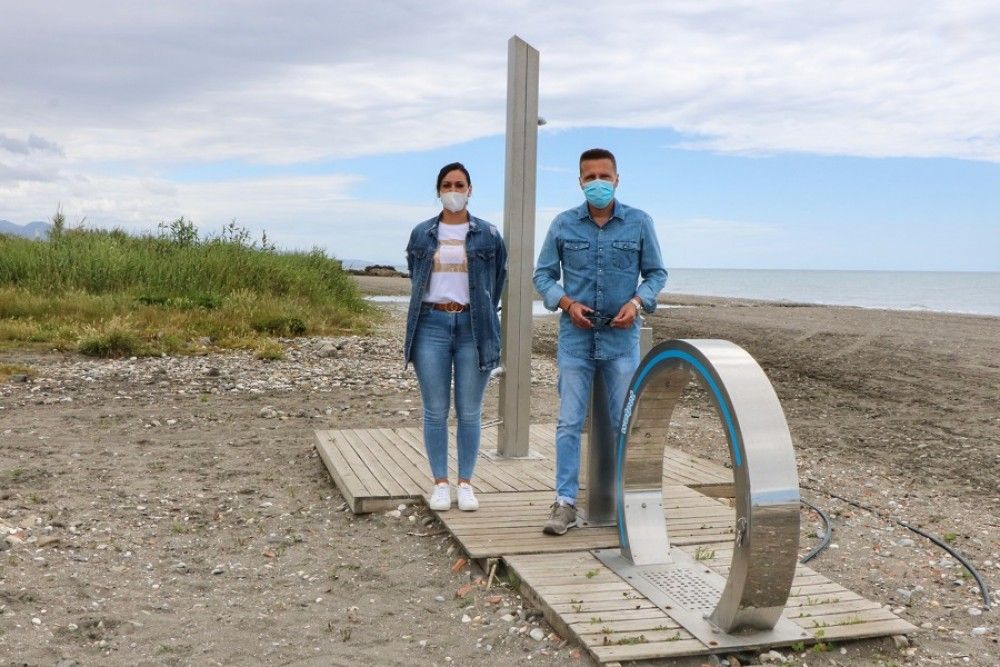 Labores para limpiar de parásitos e insectos la playa canina de Torrox