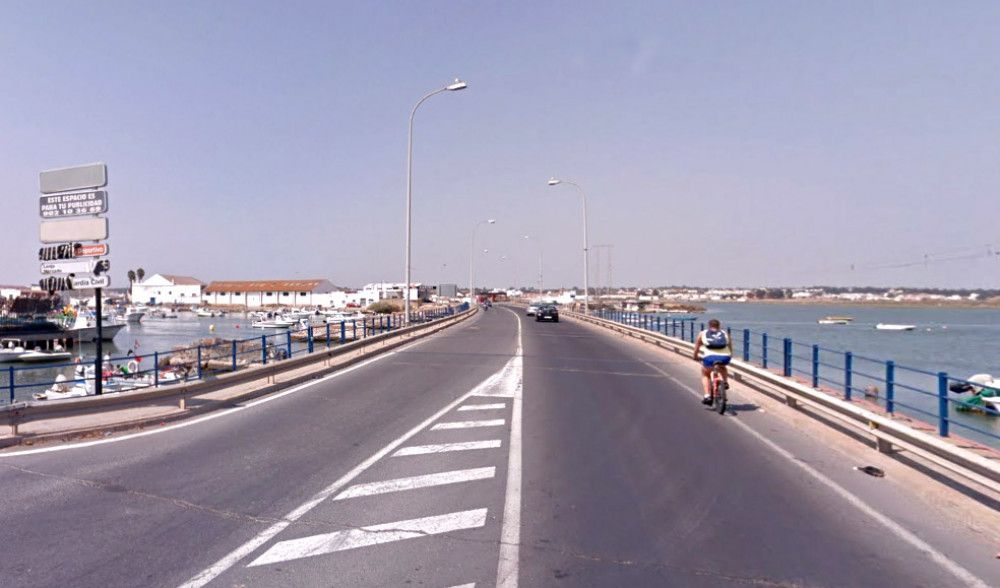 La Junta comienza la reparación del puente sobre el río Carreras de acceso a Isla Cristina