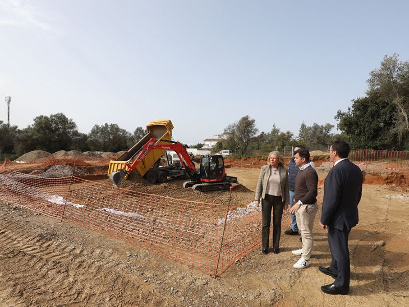 El Ayuntamiento inicia la construcción de la piscina municipal de Las Chapas en una parcela de 6.000 metros cuadrados anexa al nuevo centro de salud, que contará con instalaciones deportivas y aparcamientos