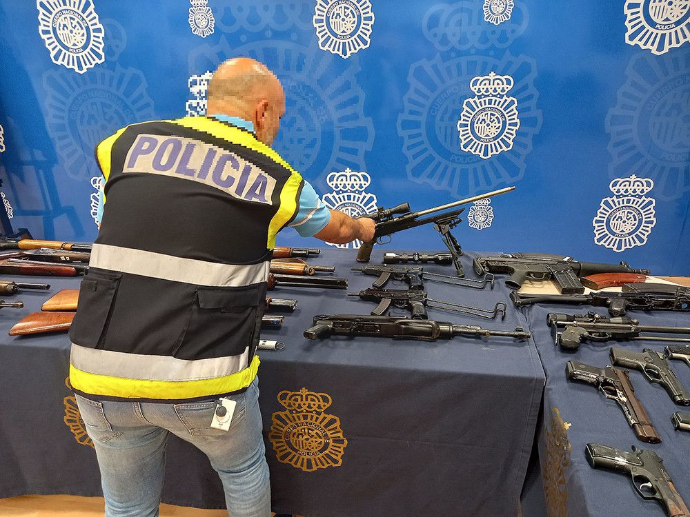 Agentes de la Policía Nacional investigan el hallazgo de un arsenal de armas de fuego y munición en una vivienda de Estepona
