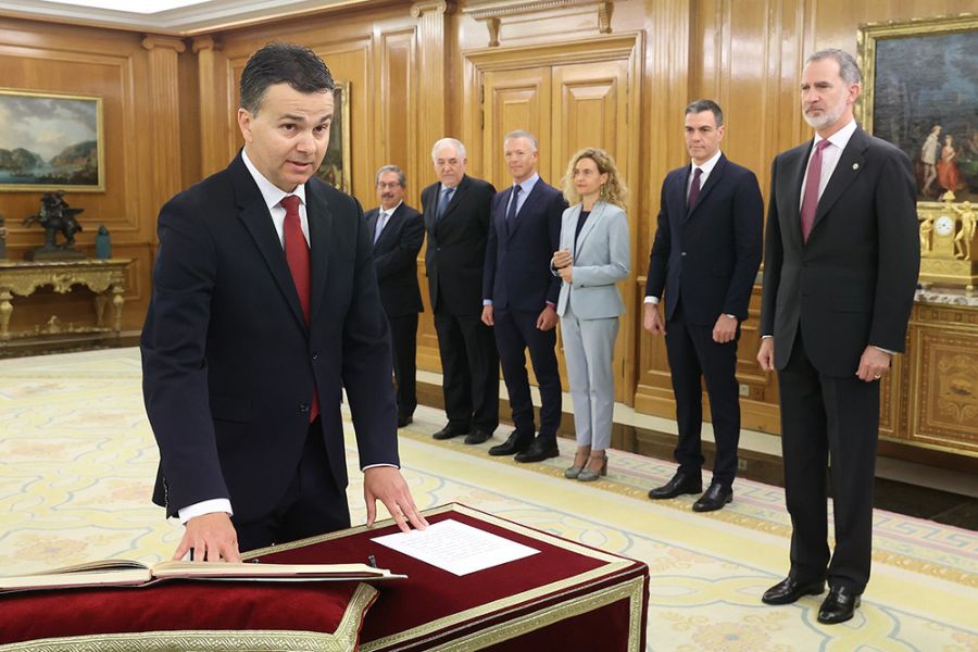 Prometen sus cargos ante el rey los nuevos ministros de Industria y de Sanidad