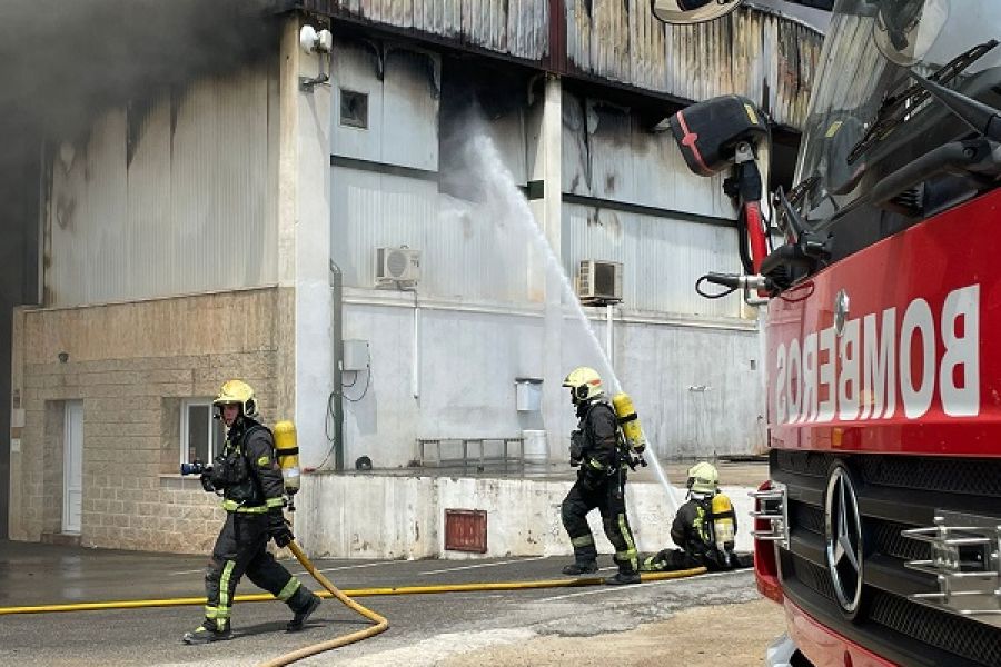 Bomberos del CPB trabajan en la extinción de un incendio en tres naves industriales de Humilladero