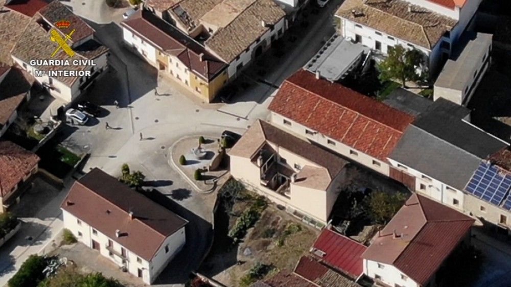 Cuatro personas sorprendidas por el dron de la Guardia Civil mientras se reunían en la plaza de un pueblo de Navarra