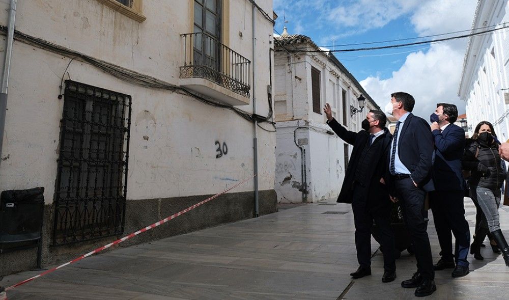 El vicepresidente andaluz visita la localidad granadina de Santa Fe para analizar los daños ocasionados por los seísmos