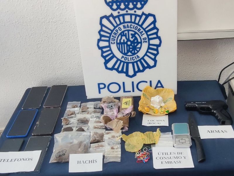 La Policía Nacional desmantela un punto de venta de drogas al menudeo en San Pedro Alcántara y detiene a tres personas
