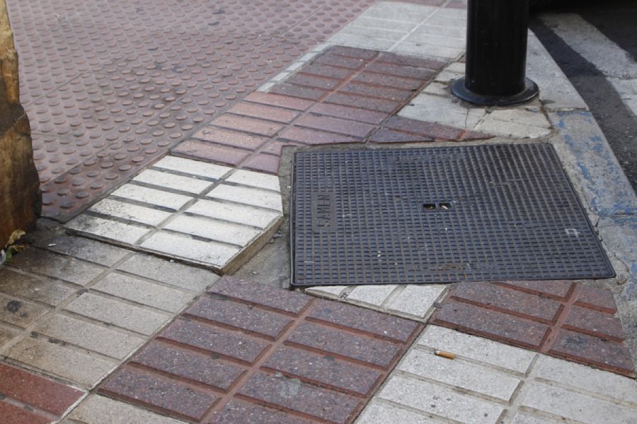 Tropezones constantes en la esquina de la avenida Europa con la calle Los Naranjos