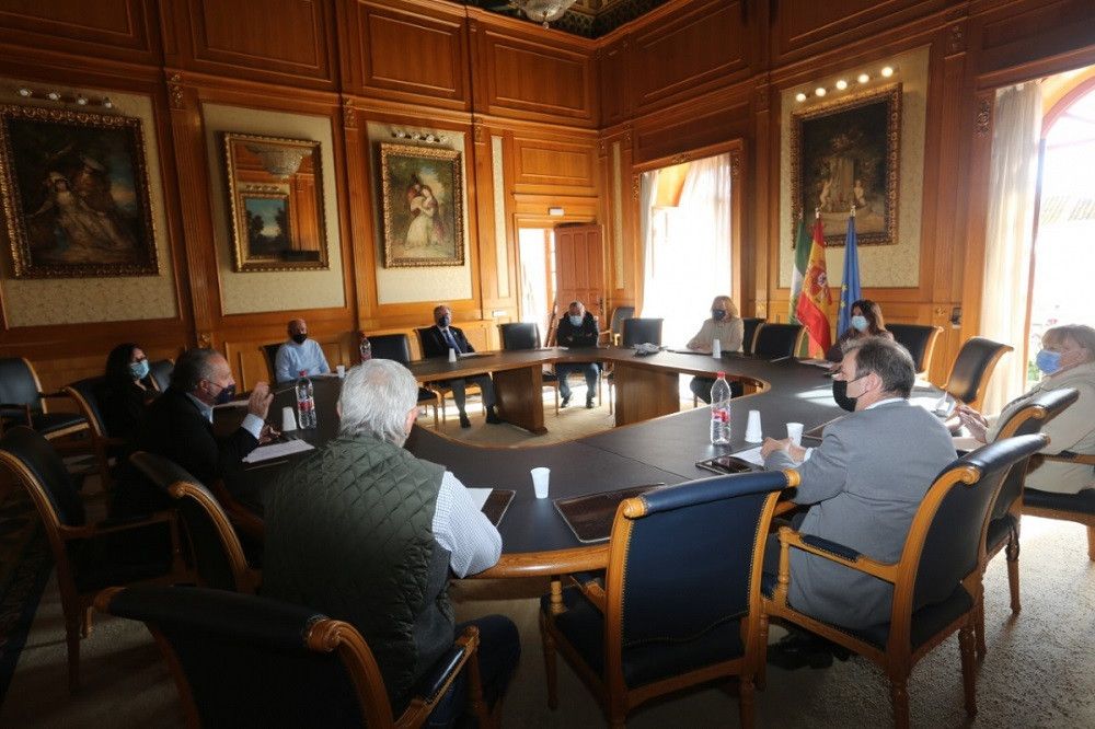 La alcaldesa mantiene un encuentro con la Plataforma de Espigones Transitables de Marbella y reitera la necesidad de acometer de forma urgente los proyectos de estabilización de las playas