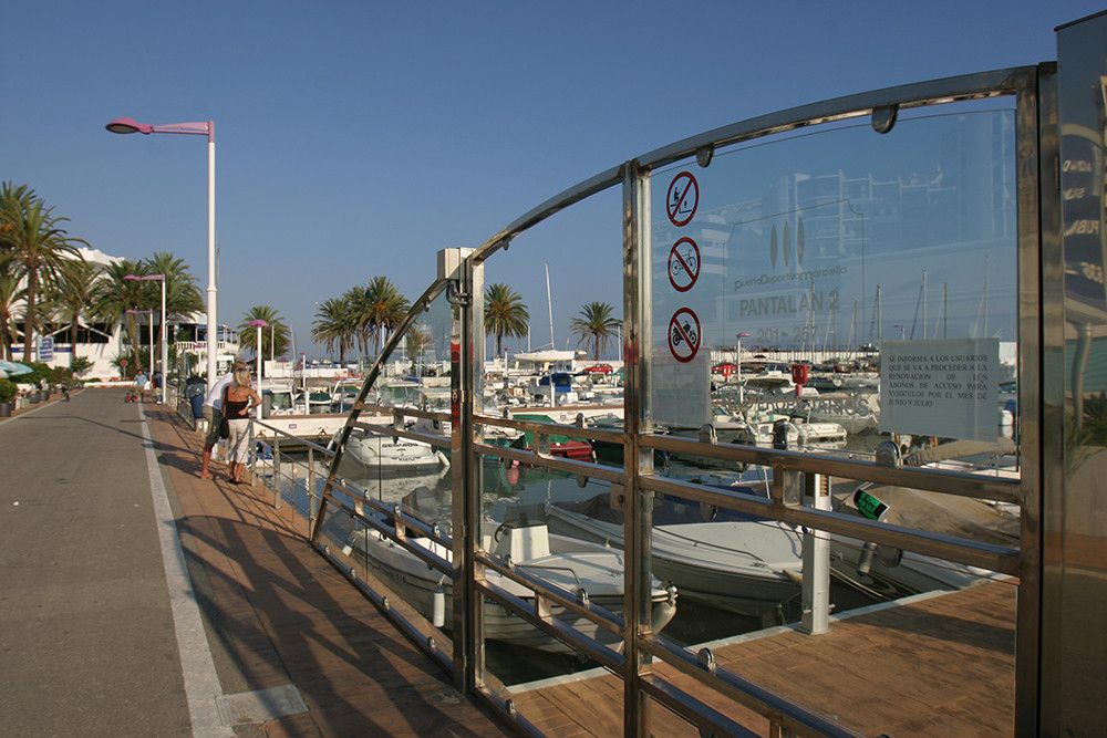 La Policía Local detiene a dos individuos que intentaban robar embarcaciones en el Puerto Deportivo Virgen del Carmen