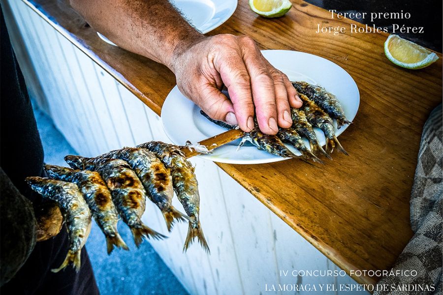 Alberto Villén Benítez, primer premio de la cuarta edición del concurso fotográfico \"La moraga y el espeto de sardinas\"