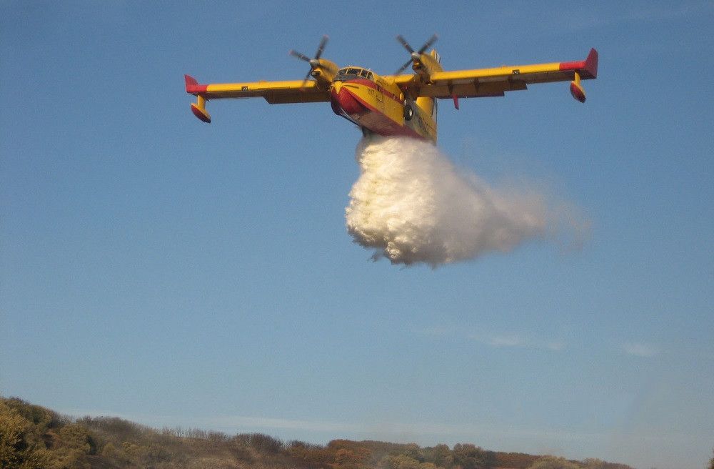 Ampliado el dispositivo de medios aéreos para el control y extinción del incendio de Santa Coloma de Queralt en Tarragona