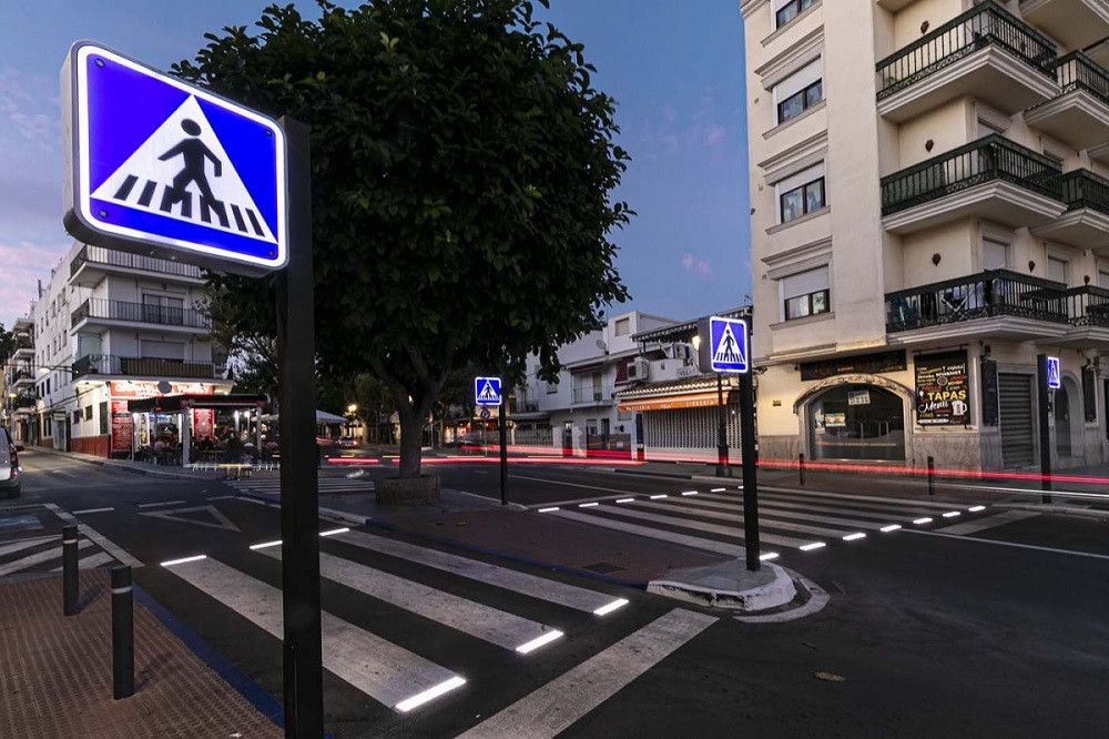 Instalados los primeros pasos de cebra "inteligentes" en la avenida Pablo Ruiz Picasso de San Pedro Alcántara