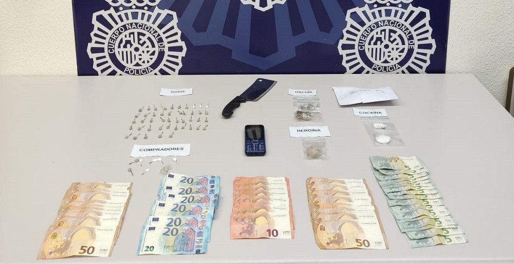 La Policía Nacional desmantela en Estepona un punto de venta de heroína y cocaína y detiene a sus responsables