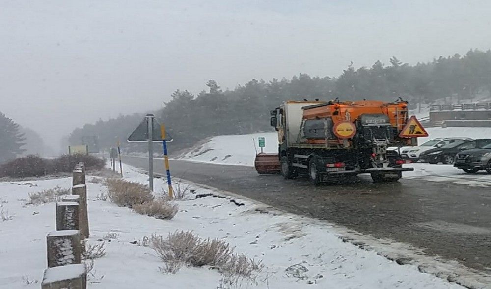 Afectadas por nieve y lluvia una docena de carreteras en las provincias de Granada y Almería