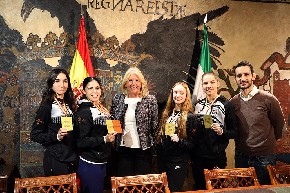 La alcaldesa recibe al equipo marbellí femenino de kárate que acaba de lograr el campeonato de España senior en categoría absoluta