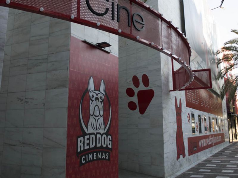 Red Dog Cinemas reanuda hoy su actividad tras cerrar ayer por un incendio en una terraza anexa al edificio