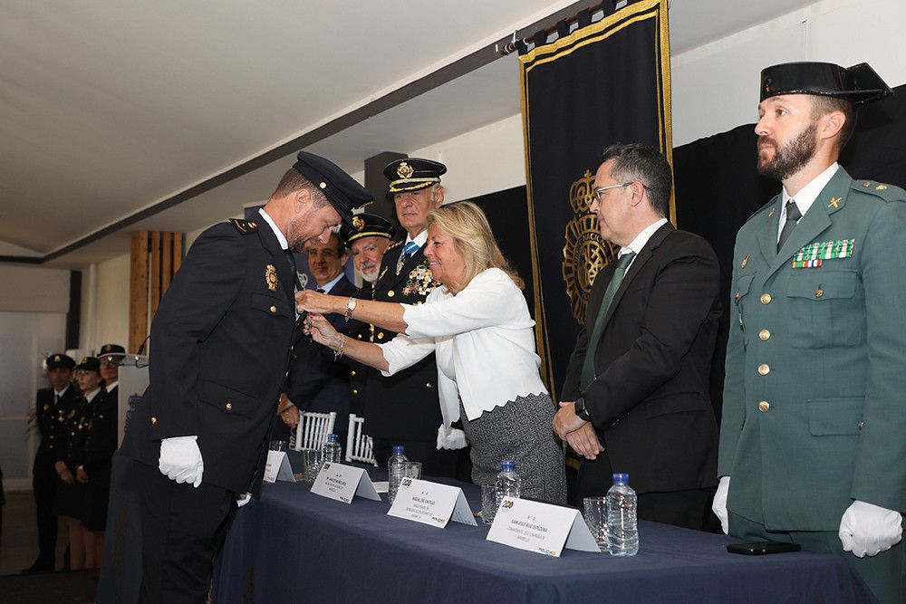 Entrega de medallas y condecoraciones con motivo de la festividad del Patrón de la Policía Nacional
