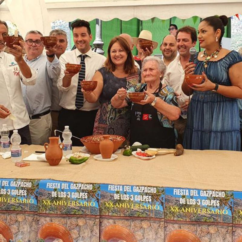 Alfarnatejo celebra el XX aniversario de su Fiesta del Gazpacho de los Tres Golpes con la participación de más de 2.500 personas