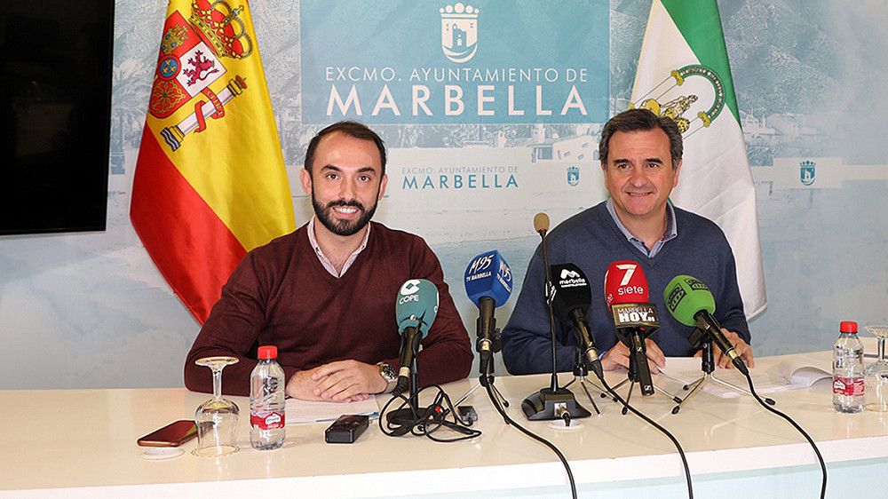 El Ayuntamiento aplicará la reducción estatal del 50% en los bonos de transporte público, pero lamenta que la ayuda del Gobierno central a Marbella, que ofrece este servicio gratuito, solo supone un 1,7% de la inversión municipal
