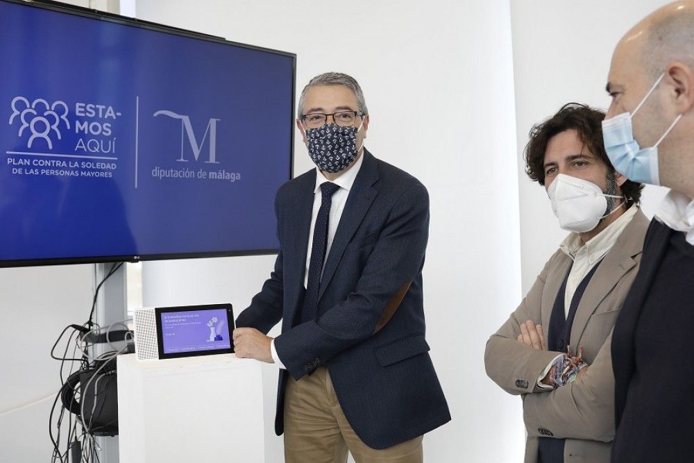Experiencia piloto para que mayores que viven solos en la provincia de Málaga dispongan de una pantalla inteligente en sus domicilios