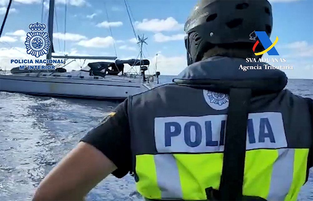 Interceptado en alta mar un "narcovelero" que ocultaba cocaína en dobles fondos