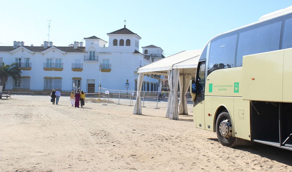 La oferta de autobuses se refuerza con casi 650 servicios adicionales por la Romería del Rocío